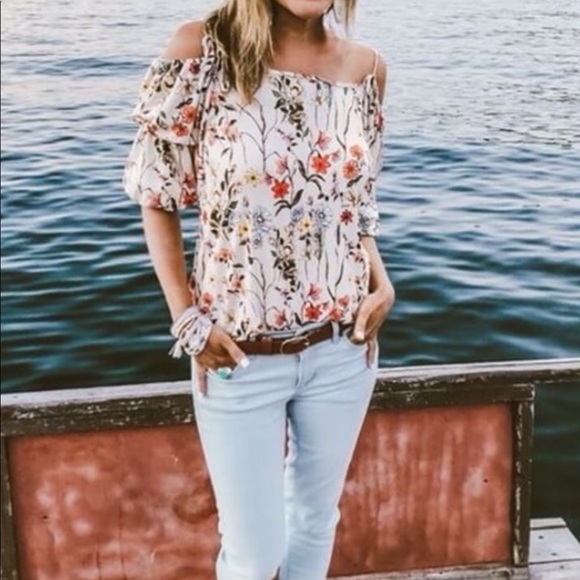 🍃💕 Last one love this off the shoulder top - Picture 4 of 4